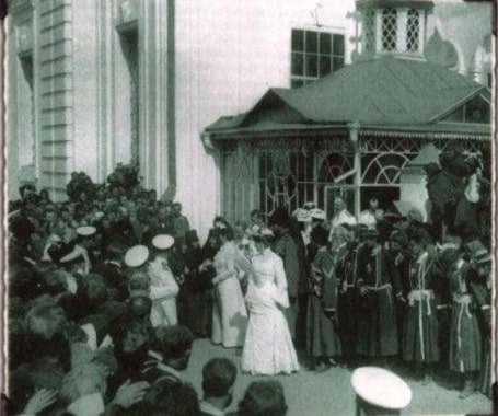 Приветствие монахинями Государынь Александры Феодоровны и Марии Феодоровны.    Фото 1903 г. (РГАКФД).