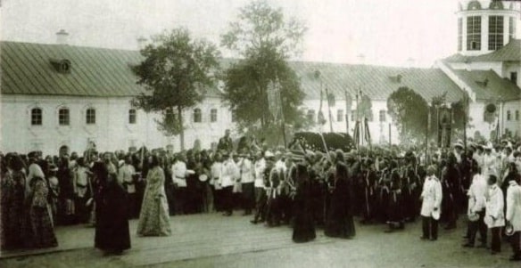  Крестный ход со св. мощами преп. Серафима во время всенощного бдения 18 июля 1903 г. (РГАКФД).