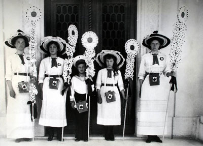 Дореволюционное фото благотворительного праздника "Белый цветок"