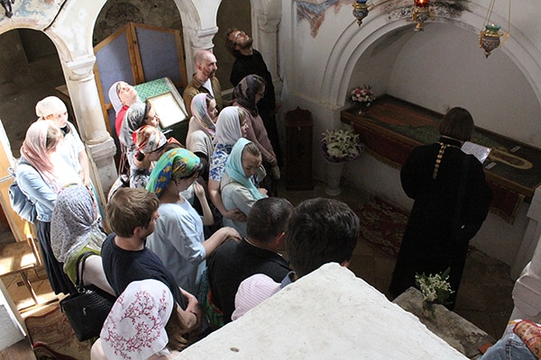 В Успенском соборе мы помолились у каменной раки святителя Леонтия, епископа Ростовского.